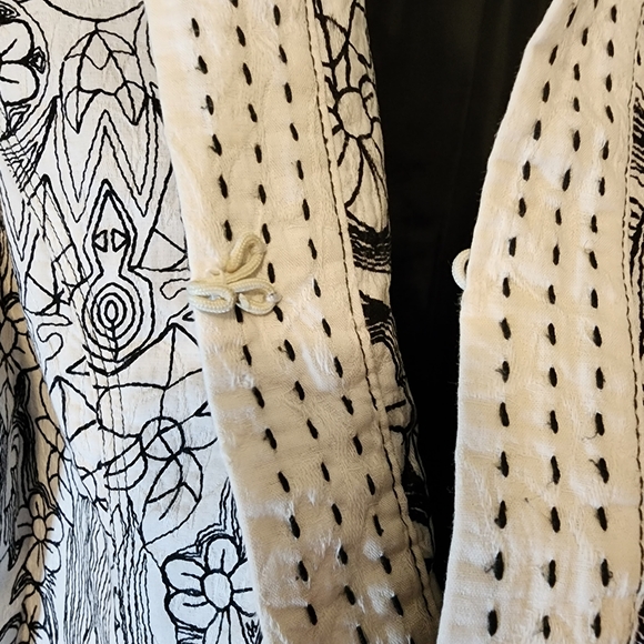 Chico's  Black & White Floral Embroidered Abstract Cotton Jacket...size 2 - Picture 4 of 9
